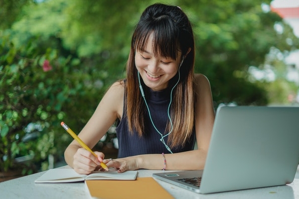 â€‹One of the best ways to get in the zone for studying is by listening to music, but what are the worldâ€™s favourite tunes to listen to whilst studying? EduBirdie has analysed hundreds of studying and homework Spotify playlists, to see which songs and artists are the most popular.